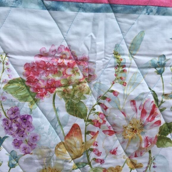 NWT Handcrafted Pastels Floral Quilt - Picture 8 of 16